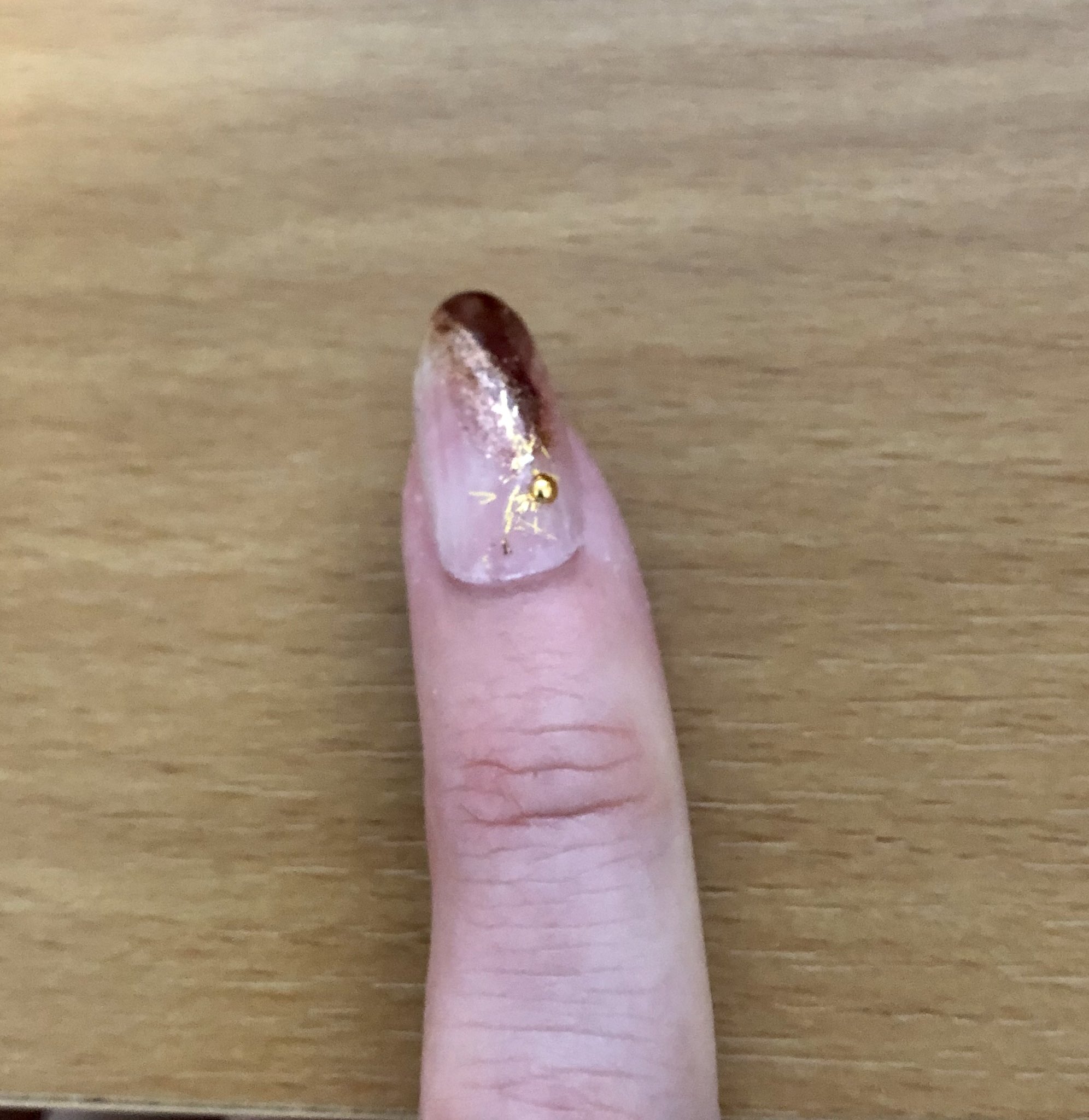 Nail Jeloon リベンジ 自爪の面積いっぱいに接着テープをつかったら一日取れなかった 爪の横幅にあわせたテープを使ってると長さが足りなくなるから 縦の長さも重要ってことでした ネイルチップ つけ爪 取れない工夫 ネイルチップ付け方