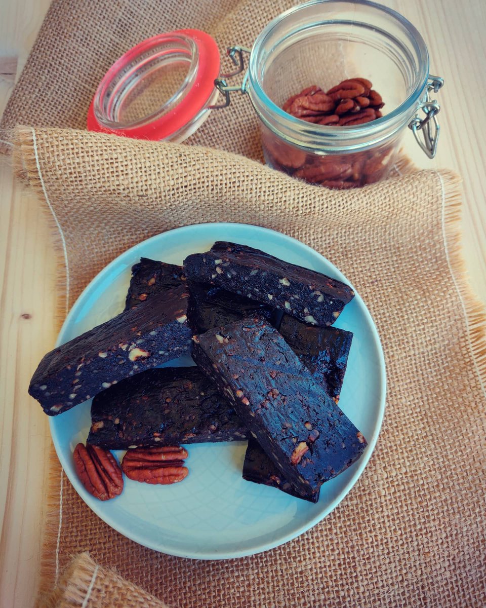 ForkGoneWild's tweet photo. Monday energy - Dried prunes and pecan nuts bars

Recipe on the blog (link in bio)

#rawcocoa #energybars #nosugaradded #driedprunes #pecannuts #cinnamon #powerbar #healthydesserts #healthysnacks #under150kcal #lowfatrecipes #energybarrecipe #kitchenexperiments #healthyliving https://t.co/iEo0aDhZY3
