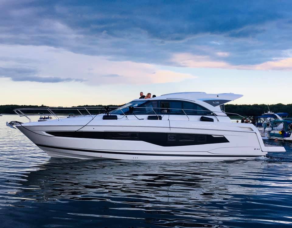 JeanneauAmerica's tweet photo. The Leader 46 is one sporty boat with its high-performance hull, large exterior entertaining spaces, and an innovative and comfortable interior. 😍
📸 Patrick Morin #leader46 #jeanneau46 #jeanneau #jeanneaupowerboats #boats #jeanneaupower #jeanneauboats #powerboats #Inboardboat https://t.co/N7hG6wMw0c