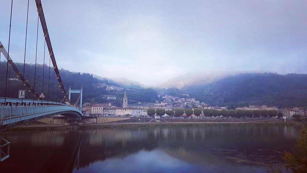 Le brouillard du matin sur le Rhône commence à laisser place au soleil et dévoile les hauteurs de Serrières ☁⛅

#myauvergnerhonealpes #monisere #emerveillesparlardeche
instagram.com/p/CD-7DOJJ1AM/…