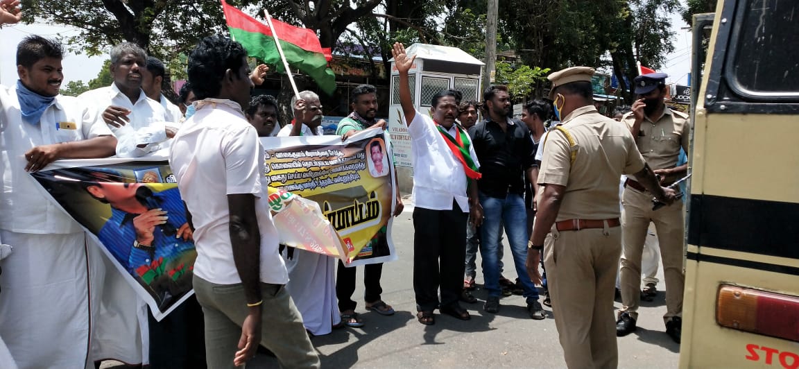 PTpartyOfficial's tweet image. கொலையாளிகளை காப்பாற்றும் அதிமுக அரசு!

விவசாயி அணக்கரை முத்துவை கொலை செய்த வனக்காவலர்களை கைது செய்யாமல், கொலையாளிகளை கைது செய்ய வலியுறுத்தி தென்காசியில் போராட்டம் நடத்திய புதிய தமிழகம் கட்சி நிர்வாகிகள் 100 பேர் கைது!