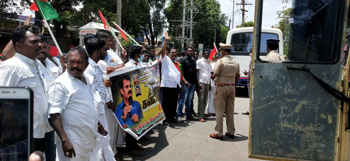 PTpartyOfficial's tweet image. கொலையாளிகளை காப்பாற்றும் அதிமுக அரசு!

விவசாயி அணக்கரை முத்துவை கொலை செய்த வனக்காவலர்களை கைது செய்யாமல், கொலையாளிகளை கைது செய்ய வலியுறுத்தி தென்காசியில் போராட்டம் நடத்திய புதிய தமிழகம் கட்சி நிர்வாகிகள் 100 பேர் கைது!