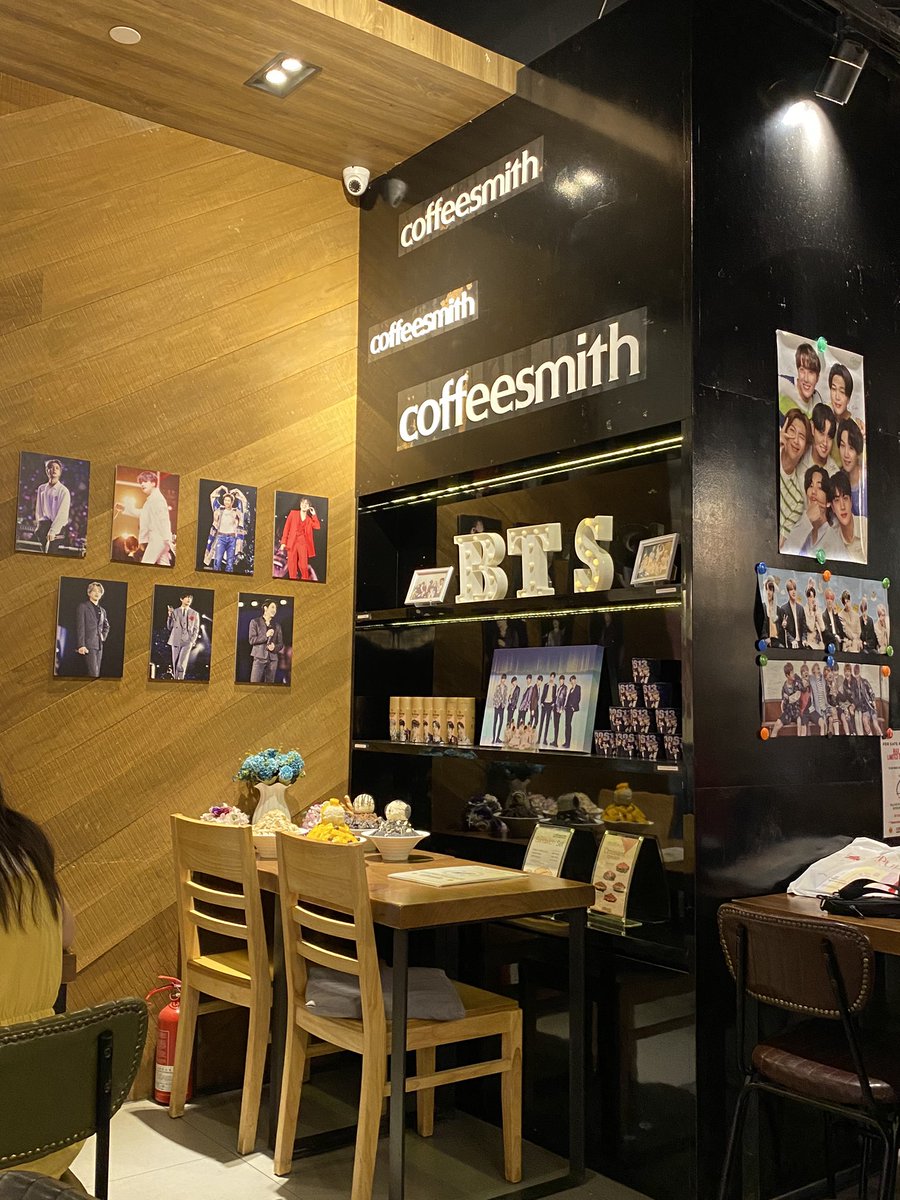 Dreamyyyi's tweet photo. went to coffeesmith @ bedok mall yesterday and the cafe was decorated so prettily 😩😍 thank you to the admins of this event!! Fansupport is so pretty too i love it!! 💜💜💜 @BTS_twt #micasa1306sg @JoonieHobie94 (i hope I didn't tag the wrong person HAHAH) https://t.co/Q1vjLOLVxE