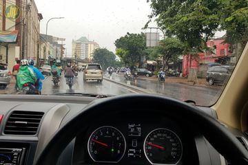 "Kenapa kaca depan mobil lebih besar dibanding kaca belakang? 
Karena masa depan Kita jauh lebih besar daripada masa lalu kita."