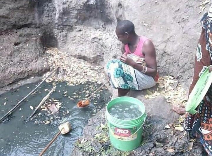 Tajiri <a href="/moodewji/">Mohammed Dewji MO</a> naona ndoo yako ya mafuta ya "MO" inatumika hapa na mama yetu kuteka maji yenye rangi ya oil chafu. Shukrani. Ukipata muda, ongea na mzee baba, afikirie kuhusu sera ya maji ya taifa (2002, kisima kimoja kila baada ya mita 300 vijijini huko. Atakusikiliza tajiri!