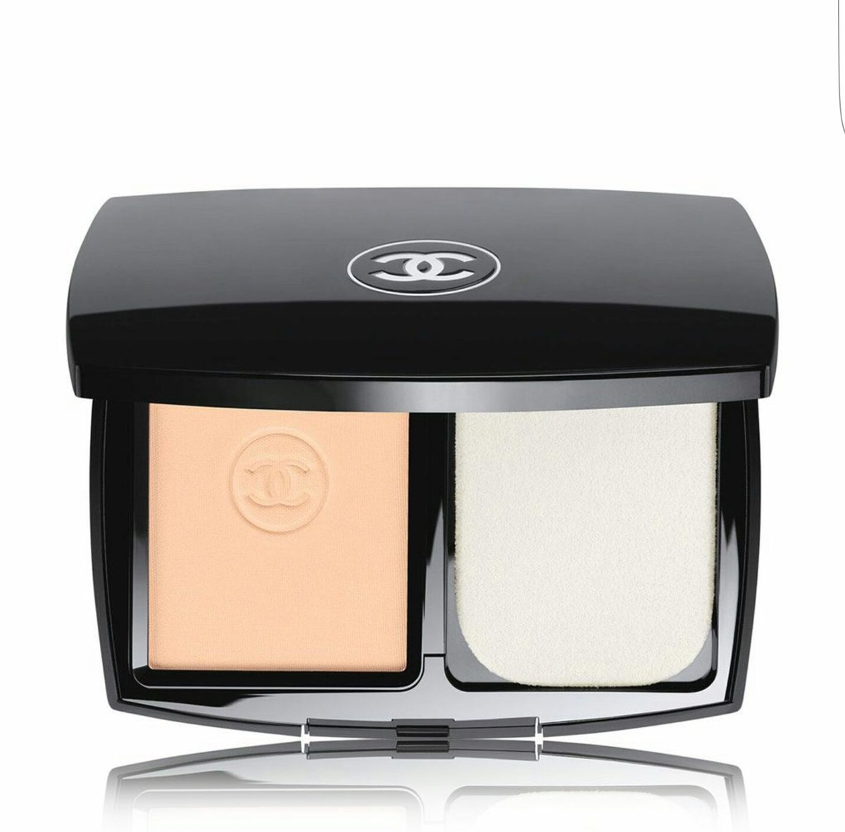 Chanel Powder Foundation 🧕 
Light-to-Medium Coverage 
A water-light fluid texture for a fresh-face look.
#chanelcosmetics #chanelfacepowder #hbperfumes