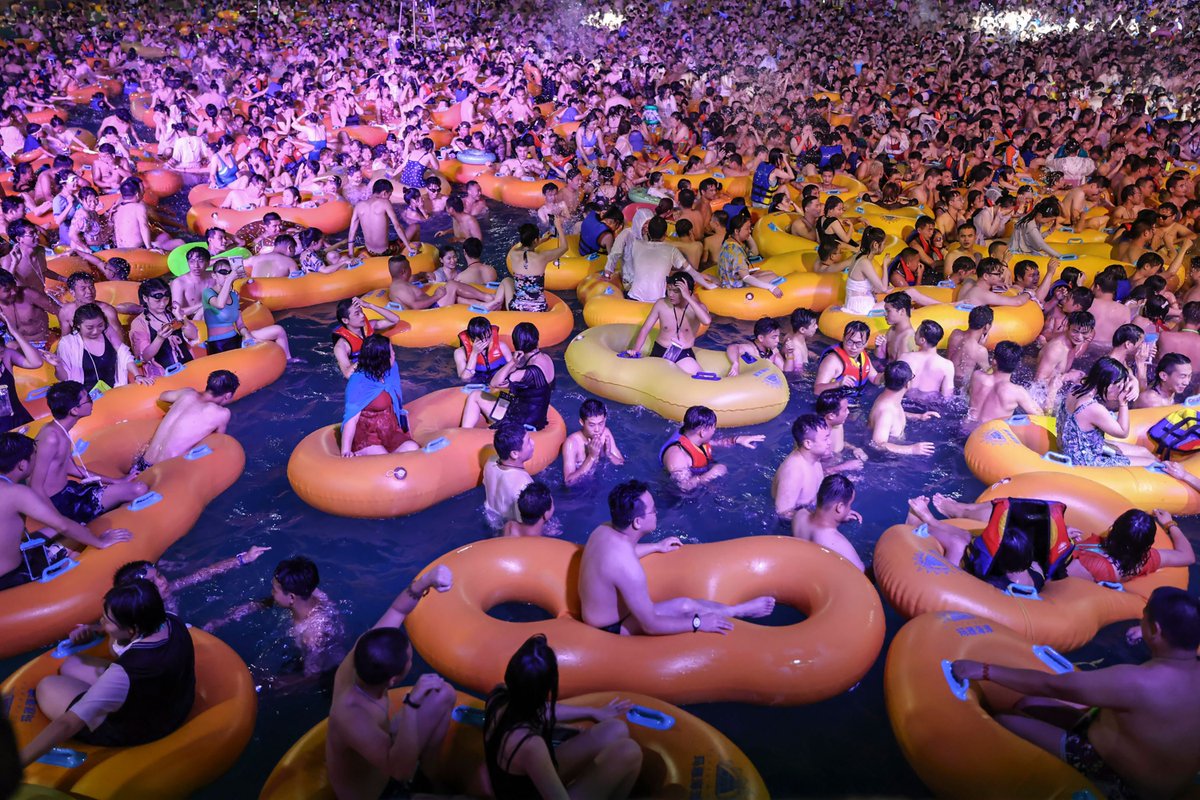 PhilippineStar's tweet photo. Despite risks of contracting COVID-19 in mass gatherings, hundreds of people watch a performance as they cool off in a swimming pool in Wuhan, Hubei, China on August 15, 2020. | via @AFP https://t.co/f13S1ESDFk
