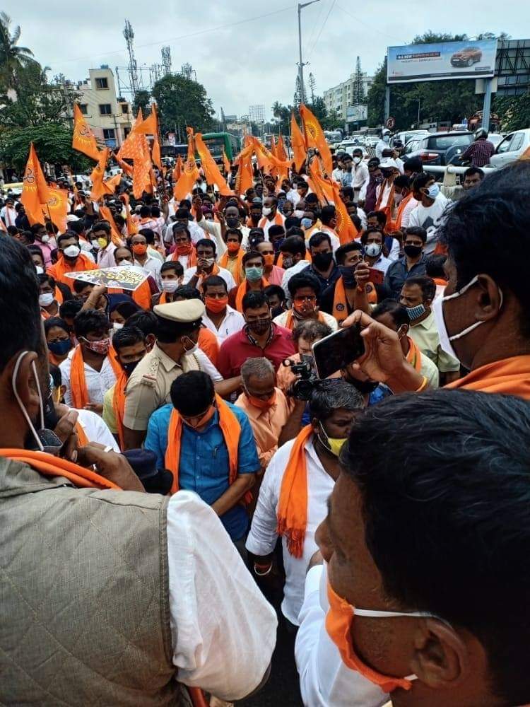 rajeshpadmar's tweet photo. Hindu Jagarana Vedike organised massive protest condemning recent attack on house of Dalit Leader and Congress MLA Akhanda Srinivas Murthy and other residents, attack on Police Station and Police Officers, at Bengaluru. Hindu Jagarana Vedike demanded ban on SDPI and PFI. https://t.co/6gRrgAy7kZ