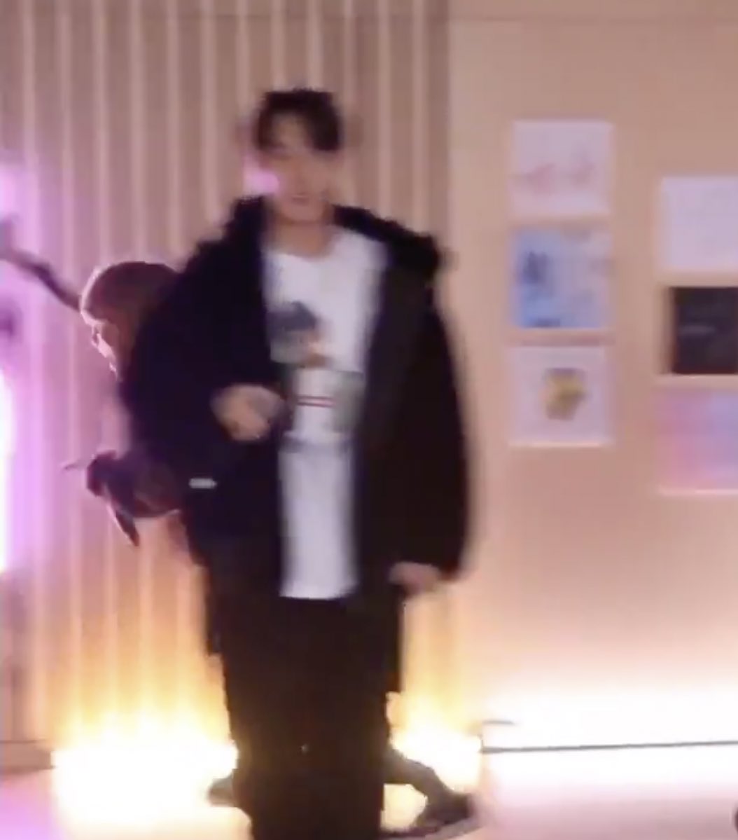 a thread of all the fun shapes yoongi makes in this video