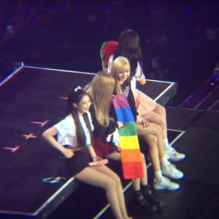  @BLACKPINK with the LGBT+ flag and rainbow lights on their concerts