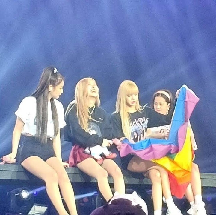  @BLACKPINK with the LGBT+ flag and rainbow lights on their concerts