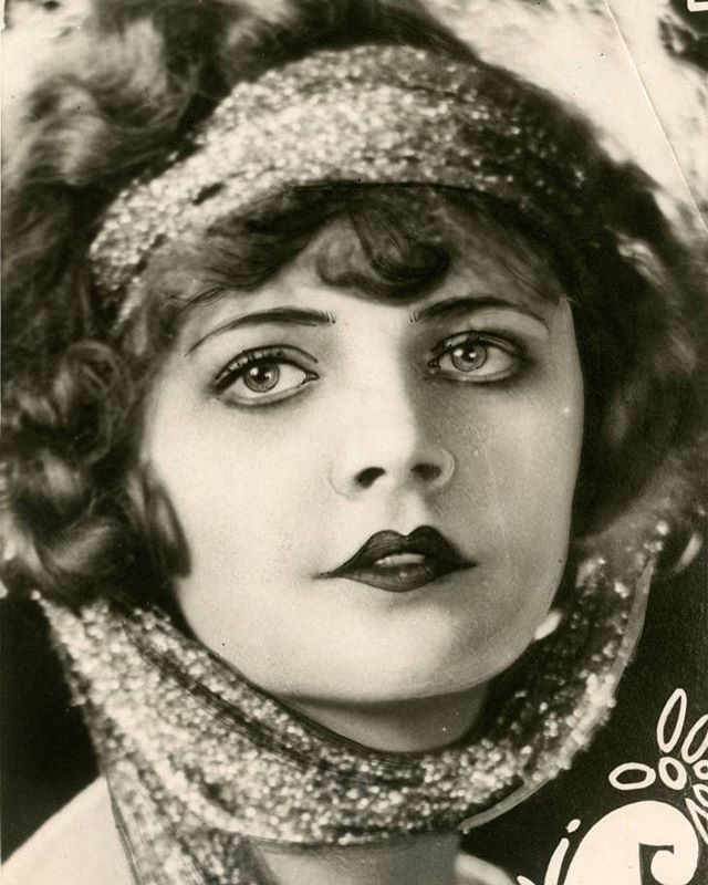 Another one of King's tragic party girl pals was recent former roomie Hilda Ferguson, a showgirl/model known as "The Shimmy Girl". Considered one of the most beautiful of all the Ziegfeld Girls she was actually offered a movie deal but passed it up for Broadway (9)