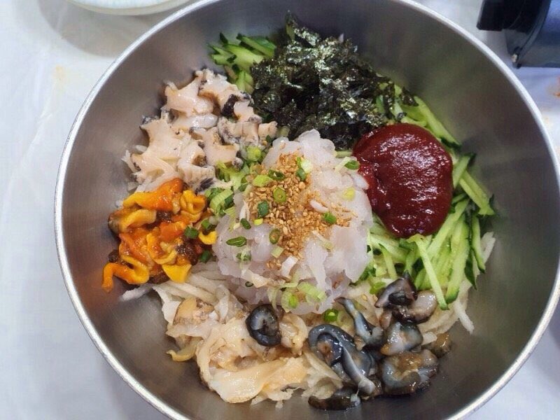 호미곶 앞바다에 세워진 상생의 손 위로 떠오르는 일출이 장관을 이루고 있네용~~ 🖐🌕✨
아침에 밝은 빛으로 찬란히 해가 떠 오르니 바라만 보아도 가슴이 벅차오르네요^^
마라도회식당 물회 맛이 매콤한 육수에 해산물이 듬뿍이라 먹는 내내 씹히는 맛이 좋았네용~~ 🍵🌶💦
