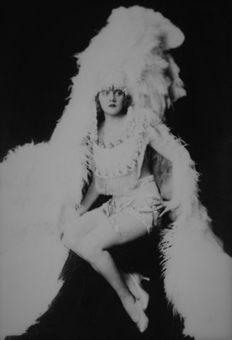 Another one of King's tragic party girl pals was recent former roomie Hilda Ferguson, a showgirl/model known as "The Shimmy Girl". Considered one of the most beautiful of all the Ziegfeld Girls she was actually offered a movie deal but passed it up for Broadway (9)