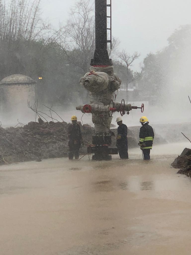 save_oil's tweet image. #OILupdate 
All bolts have bee placed and Athey wagon removed from BoP stack. Things are progressing well so far. Capping done. Killing operation will be undertaken in 2-3 hours, which may take 24-36 hours
#baghjan #OIL