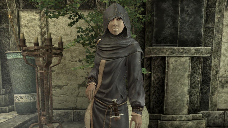 Sybille Stentor, bir Breton, Mahkeme sihirbazı ve Adil Jarl Elisif'in saray büyücüsüdür. Mavi Saray'ın tek büyücüsüdür. Yanılsama yeteneğiniz yeterince yüksekse sizi eğitebilir. Cüppeler, ruh cevheri ve birkaç parşömenin yanı sıra, büyü kitapları da satar.