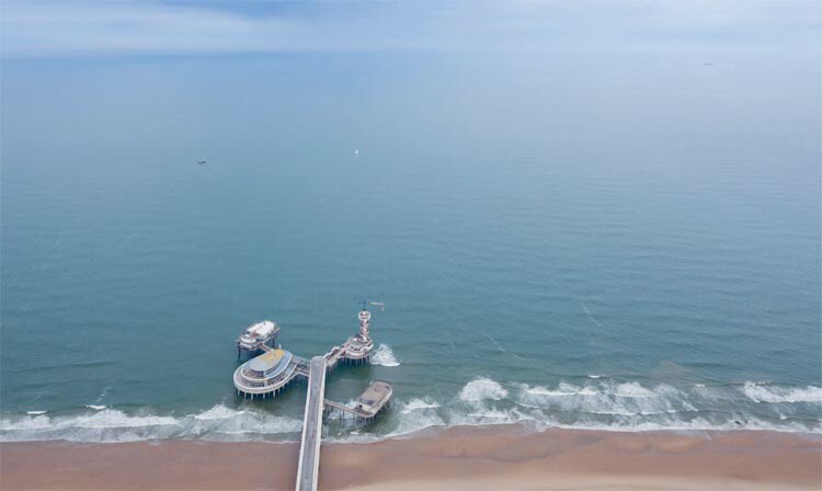 Duik vandaag in de heruitgave van het boek Hugh Maaskant – Architect of Progress door <a href="/CrimsonMichelle/">Michelle Provoost</a>. Dankzij een initiatief van <a href="/paulkroese/">Paul Kroese</a> &amp; donaties mogelijk gemaakt. Met schitterend foto-essay door Iwan Baan, mag niet in je kast ontbreken: 
naibooksellers.nl/hugh-maaskant-…