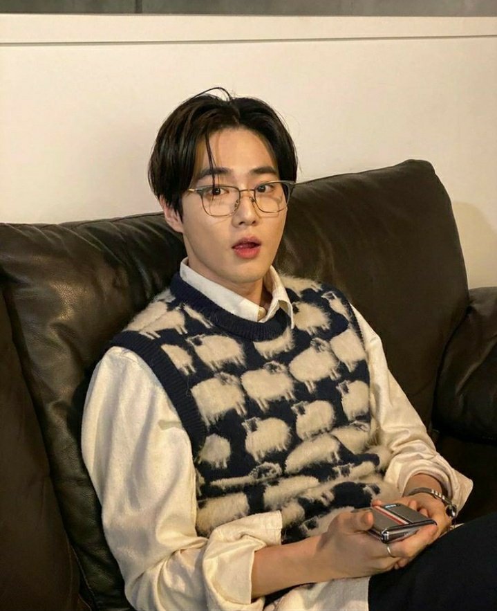 Junmyeon wears glasses, a thread: