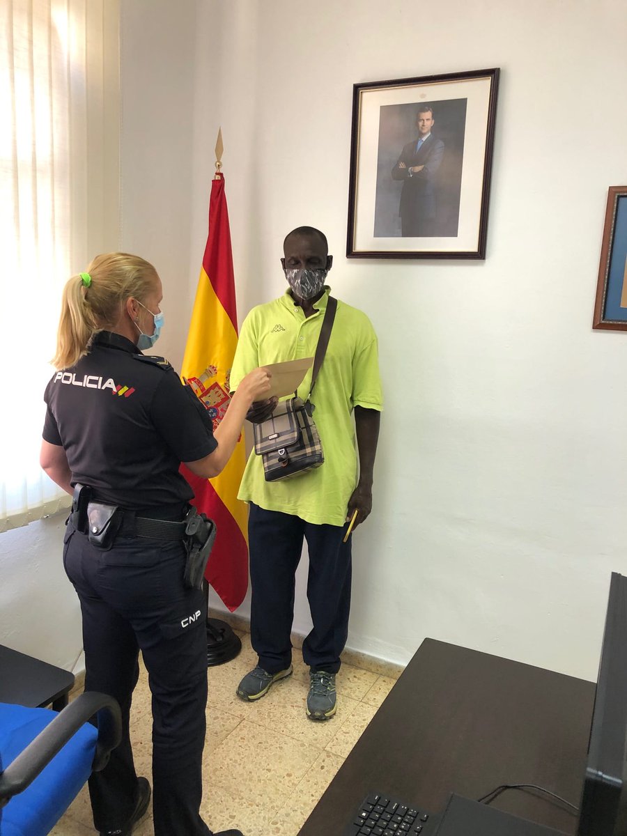 policia's tweet photo. 🚩Un ciudadano ejemplar nos entregó en #Valencia 4.350 euros que encontró en la calle👏.

Iniciamos una investigación y pudimos devolver el dinero a su legítimo y agradecido dueño.

#EstamosPorTi

https://t.co/hg0j3FISft https://t.co/SXYN6OuqOA