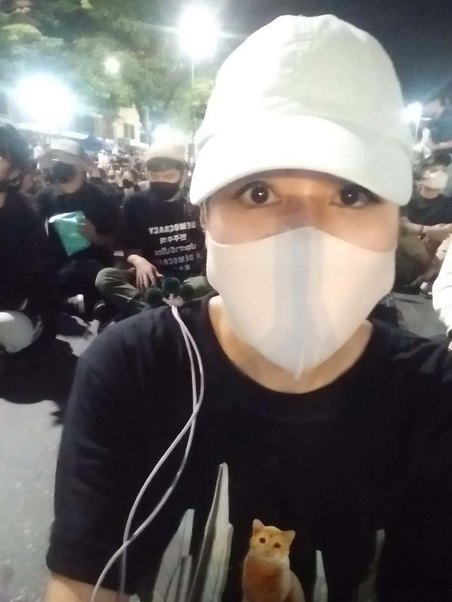 Pannika_FWP's tweet image. ทนไม่ไหว ไปเพราะเป็นห่วง แต่พอไปถึงจึงรู้ว่าไม่มีอะไรต้องห่วงเลย กระแสแห่งความเปลี่ยนแปลงเริ่มขึ้นแล้ว และจะไม่จบลงแบบเดิมๆ มีแต่พาเราไปข้างหน้า สู่วันที่ชัยชนะเป็นของประชาชน

ให้มันจบที่รุ่นเรา 

#ประชาชนปลดแอก #ขีดเส้นตายไล่เผด็จการ