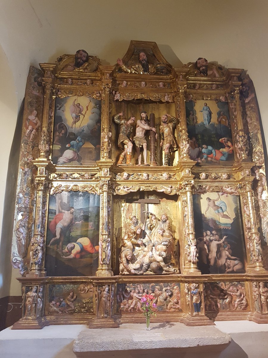 comitente. En este increíble espacio de arte aún podemos llevarnos otra sorpresa, ante el retablo del S.XVI atribuido a Francisco de la Maza, de la escuela de Berruguete. Salimos de la iglesia y los ojos se nos van a una cruz hecha con calaveras infantiles. Su origen y finalidad