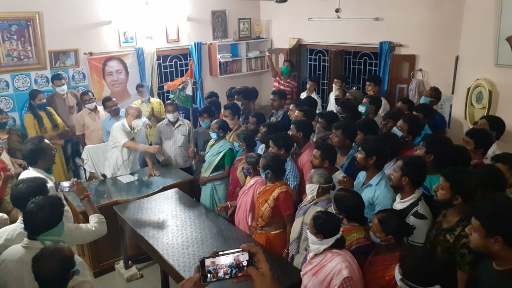 AmiGhosal's tweet photo. #দিদিরসাথেবাংলা

Daily, we see that a large number of people are joining AITC from BJP, CPIM, and INC from all across Bengal inspired by the leadership of Mamata Banerjee.

 #দিদিরসাথেবাংলা
 @MamataOfficial
@AITCofficial
@abhishekaitc
@BanglarGorboMB https://t.co/1ggyFJpc8U
