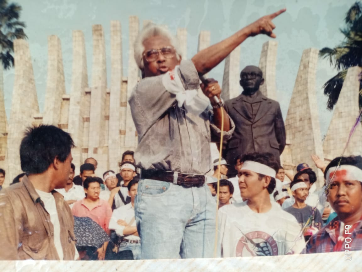 Jaman Rezim Otoriter Suharto, saya telah memakai Tugu Proklamasi untuk mengkritik pemerintah. Acara di th 1997, bersama Adnan Buyung Nasution, Sri Bintang dll.
Sekejam2nya jaman Suharto, Tugu Proklamasi bebas sebebas2nya dipakai untuk unjuk rasa dan tak perlu ijin.