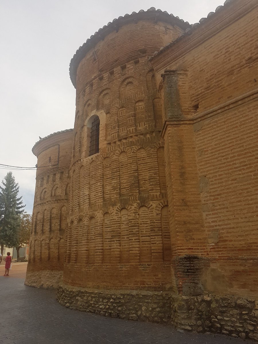 En un pueblo de apenas 300 habitantes encontramos una iglesia, Santa María de Arbas, cuyo origen está en el S.XII. De aquella época se conserva el ábside mudéjar. La advocación, Arbas, nos lleva a una colegiata situada en el puerto de Pajares, de la que fue deudora en vino y