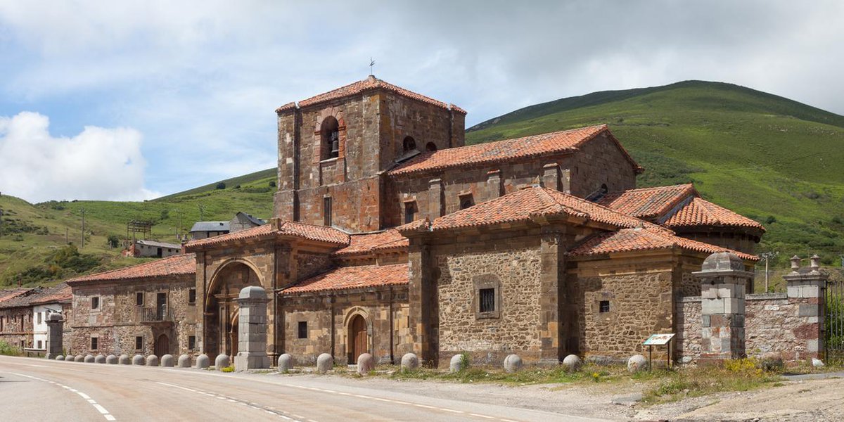 En un pueblo de apenas 300 habitantes encontramos una iglesia, Santa María de Arbas, cuyo origen está en el S.XII. De aquella época se conserva el ábside mudéjar. La advocación, Arbas, nos lleva a una colegiata situada en el puerto de Pajares, de la que fue deudora en vino y