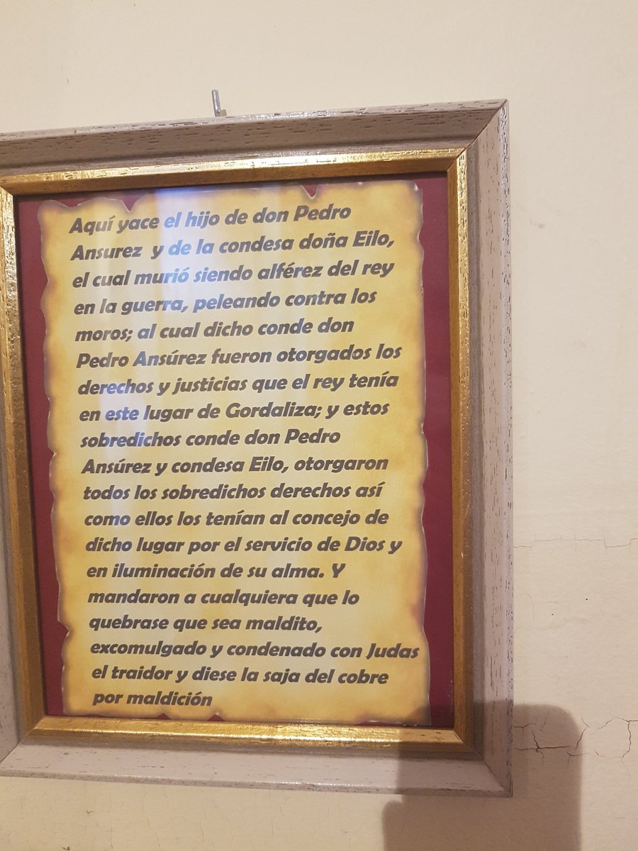 Fernando muere en 1113. Pero las pinturas datan del S.XV. Y en la inscripción no se le nombra, sólo aparece como parte de un importante linaje. Por qué? Sigamos con la inscripción. En ella se alude a unos "derechos y justicias" adquiridos por la villa de Gordaliza. Pedro Ansúrez