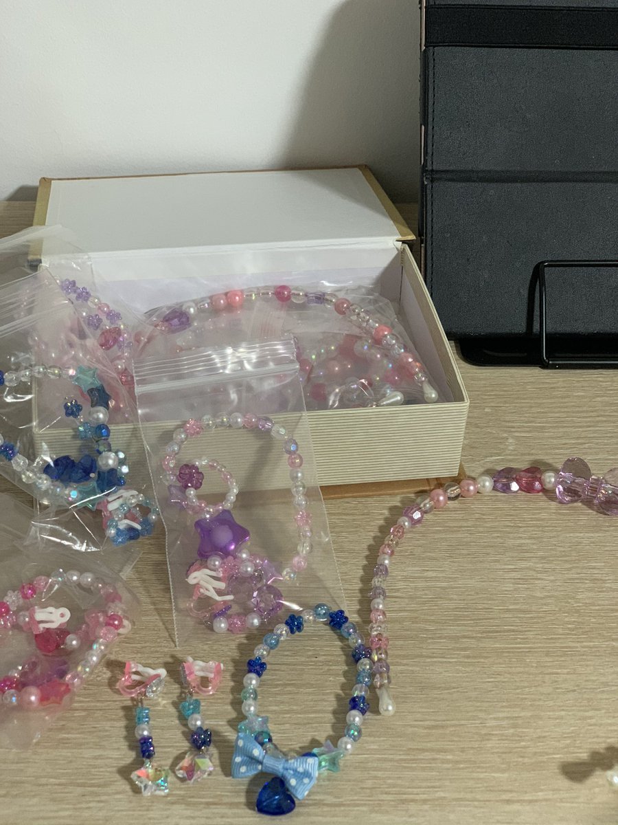 ゆに丸 原稿中 Sur Twitter 実はこういうキッズ向けのビーズアクセサリー作るのが趣味だったり 友達の子供とかにあげまくってるw