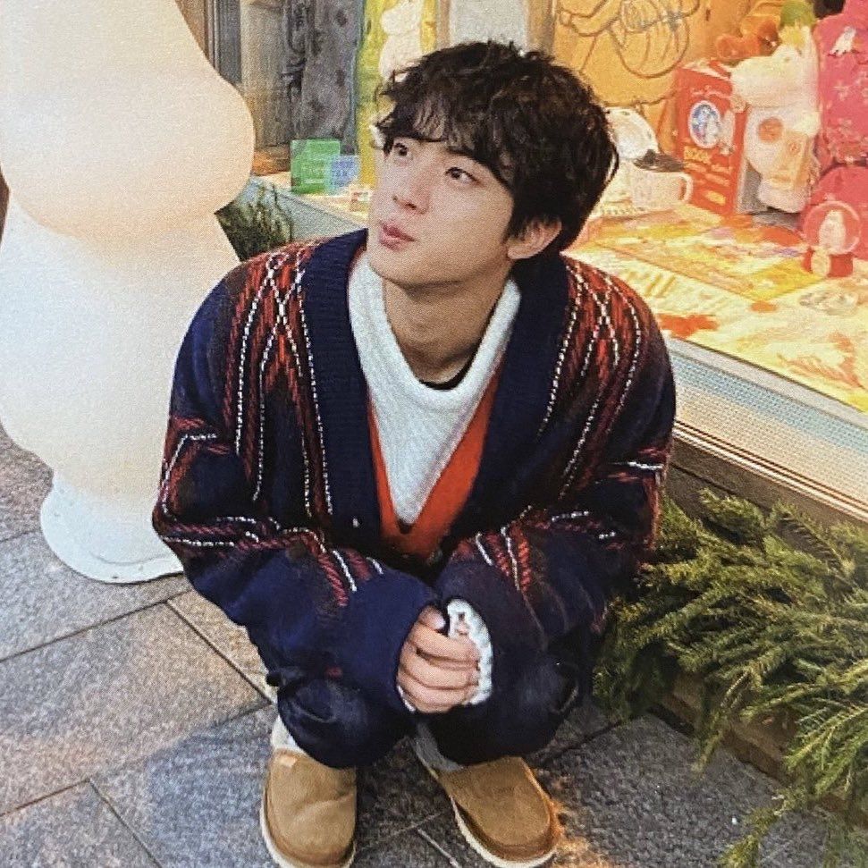 tiny sitting babie~~