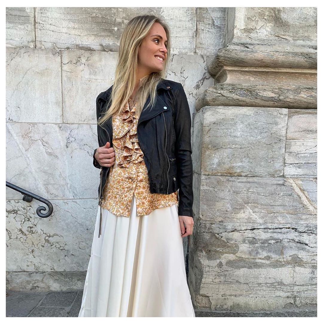 Jessimara_X's tweet photo. For an easy-chic, laidback look just pair a black #leather jacket with a blouse and a skirt!😘  #jessimara 
👉 https://t.co/m0WkiyFV66 https://t.co/ci6QJOayLs