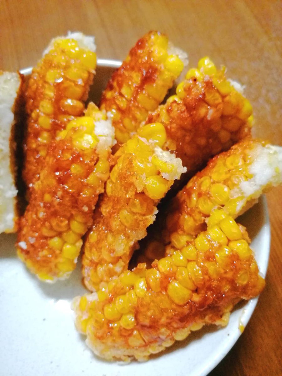 pfpfool's tweet photo. 초당옥수수 간장버터튀김🌽
1. 옥수수 1개를 전자렌지에 3분 정도 찐 다음 껍질을 벗겨 토막을 냅니다.
2. 옥수수에 전분을 묻혀 기름에 적당히 튀깁니다.
3. 프라이팬에 버터를 녹이다가 약불로 줄여 설탕 1큰술+간장 1큰술을 녹여서 아까 튀긴 옥수수를 넣고 버무립니다. https://t.co/CAogN9y3I2