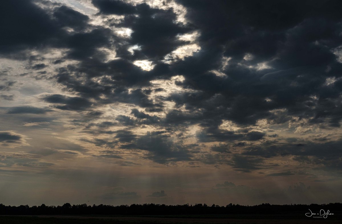 weerphotography's tweet photo. Gisteravond voor het onweer. Drenthe https://t.co/aUKnXjLbKA