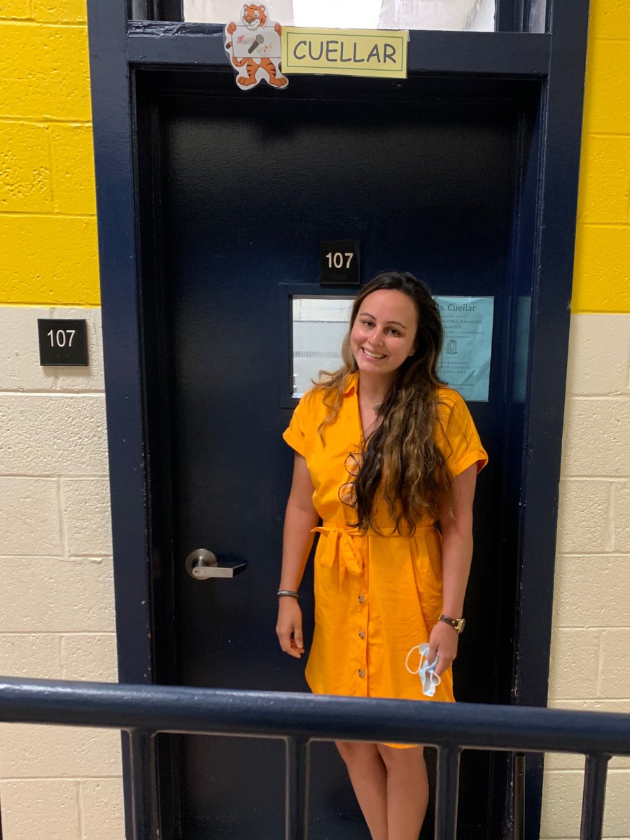 WillistonMusic's tweet photo. Live from Room 107G, it's Ms. Cuellar's class!  "See" you today on zoom!  Email me at erin.cuellar@nhcs.net if you need help.... we can do this!  #firstdayofschool #willistonmiddleschool #artseducation #remotelearning https://t.co/CrMUz5PXxt