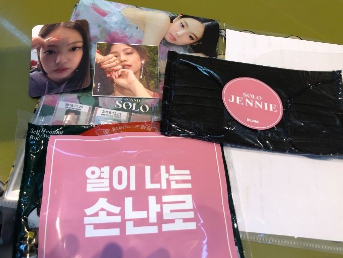  @BLACKPINK's Jennie gave gifts to BLINKs who attended music core during her solo era