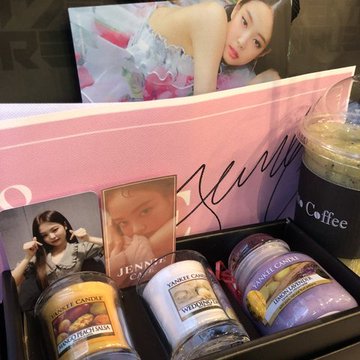  @BLACKPINK's Jennie gave gifts to BLINKs who attended music core during her solo era