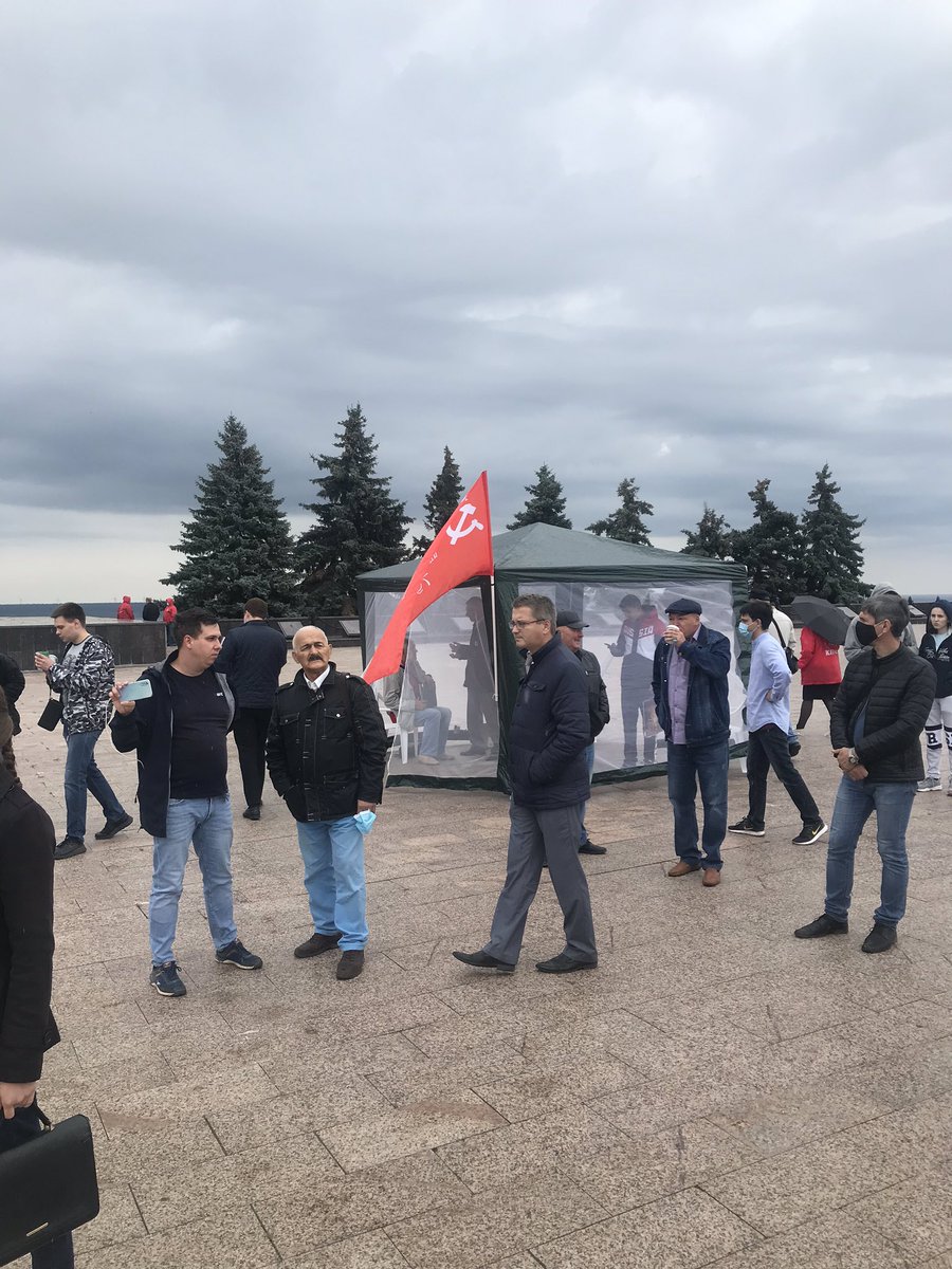 Приёмная депутата Госдумы развёрнута на площади 30 летия Победы. Плюс пикет против незаконного снятия наших кандидатов в Гордуму (пикетирую я сам). Позор жуликам из Единой России и Горизбиркома! Приём избирателей круглосуточный. Встреча депутатов с избирателями ежедневно в 18 00.