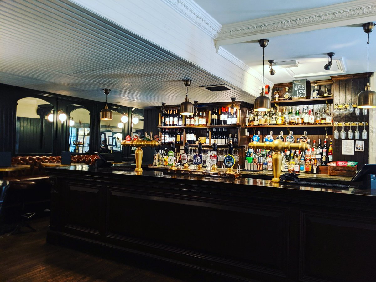 Monday meetings at Walkers! You know where to find us😎open from 4pm🍾#runtowalkers #newweek #monday #drinks