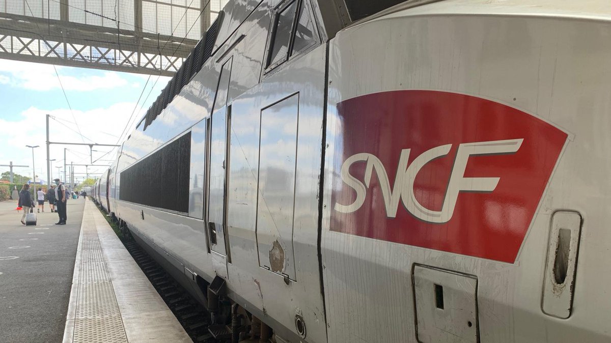 franceinfo's tweet photo. Il refuse de mettre son masque dans un TGV vers Nice et est débarqué en Saône-et-Loire

https://t.co/5jp2k7JCeZ https://t.co/tHQfrFJIYj