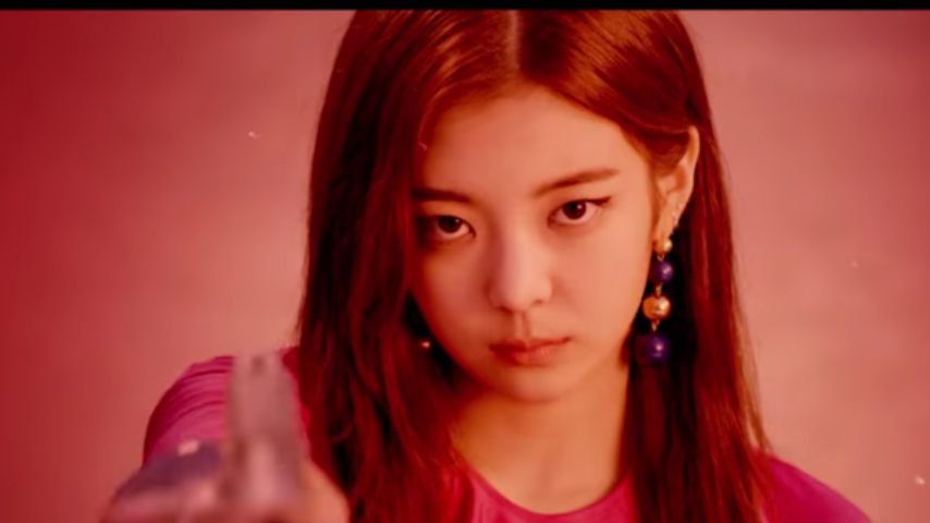 Fula24502078's tweet photo. Finally we can hear the all beauty of her voice😭😭😭😭😭💜💜💜💜💜💖💖💖💖💖💗💗💗💗💗 This is your era honey👑👑👑👑👑 You did your best and you're not missing up from the others!!!!!💔 #LIA 
#ITZY #있지 
#NotShy 
#ITZY_NotShy https://t.co/zTHFUucbNn
