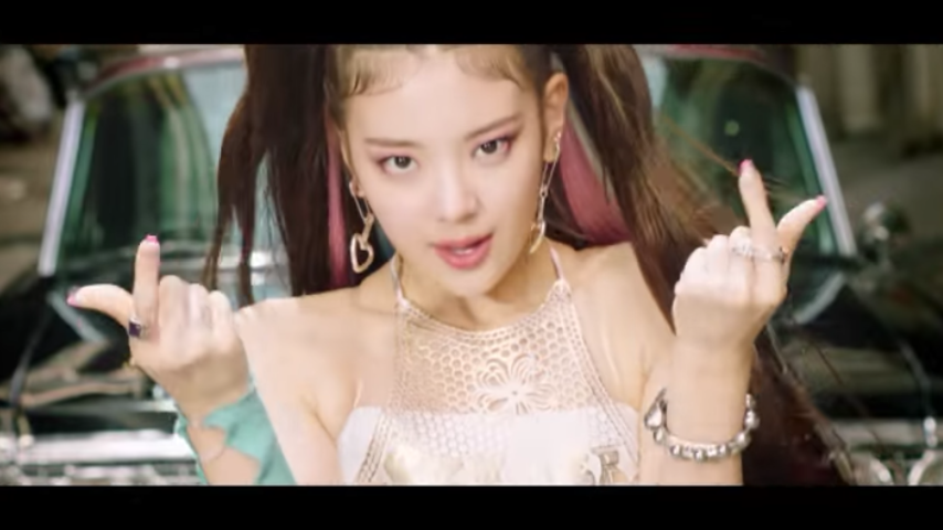 Fula24502078's tweet photo. Finally we can hear the all beauty of her voice😭😭😭😭😭💜💜💜💜💜💖💖💖💖💖💗💗💗💗💗 This is your era honey👑👑👑👑👑 You did your best and you're not missing up from the others!!!!!💔 #LIA 
#ITZY #있지 
#NotShy 
#ITZY_NotShy https://t.co/zTHFUucbNn