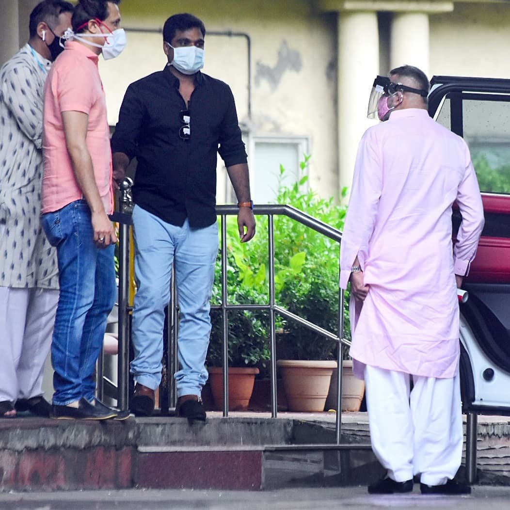 dotcom_filmy's tweet photo. Actor @duttsanjay snapped while leaving from Lilavati hospital post his check up!
#sanjaydutt #bollywoodactor #sanjayduttfans https://t.co/GrIyKyQAs5