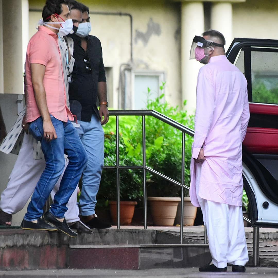 dotcom_filmy's tweet photo. Actor @duttsanjay snapped while leaving from Lilavati hospital post his check up!
#sanjaydutt #bollywoodactor #sanjayduttfans https://t.co/GrIyKyQAs5