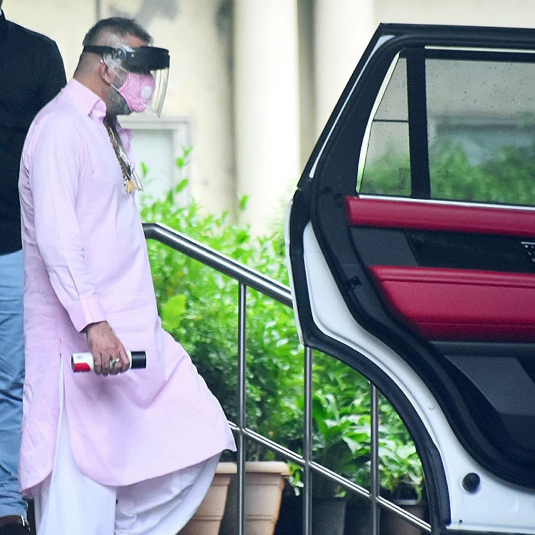 dotcom_filmy's tweet photo. Actor @duttsanjay snapped while leaving from Lilavati hospital post his check up!
#sanjaydutt #bollywoodactor #sanjayduttfans https://t.co/GrIyKyQAs5