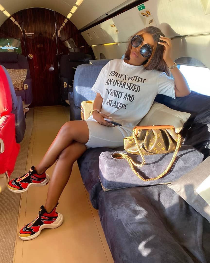 EtibadeElvis's tweet photo. I just wanna remind us all dat @real_mercyeke won an award with an int'l appeal.
A winning that made even some nollywood A-listers &amp; a particular fanbase went all ballistic on SM beCOz it had 2 do with Mercy Eke.
A celebrity with a Strong demeanor &amp; quite enterprising
#MercyEke https://t.co/9RcwXegxN6
