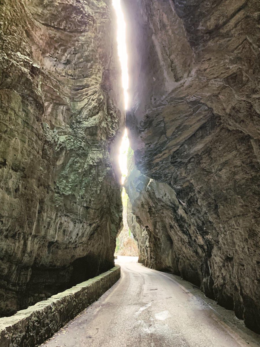 GardaOutdoors's tweet photo. #StradaDellaForra
Inaugurata nel 1913, è un gioiello incastonato fra le rocce della montagna che da Limone porta a Pieve di Tremosine. Churchill la definì come “l’ottava meraviglia del mondo”. Merita di essere percorsa con qualsiasi mezzo abbiate... let’s go!
📷S. Turazza https://t.co/KyJa6AqX2W