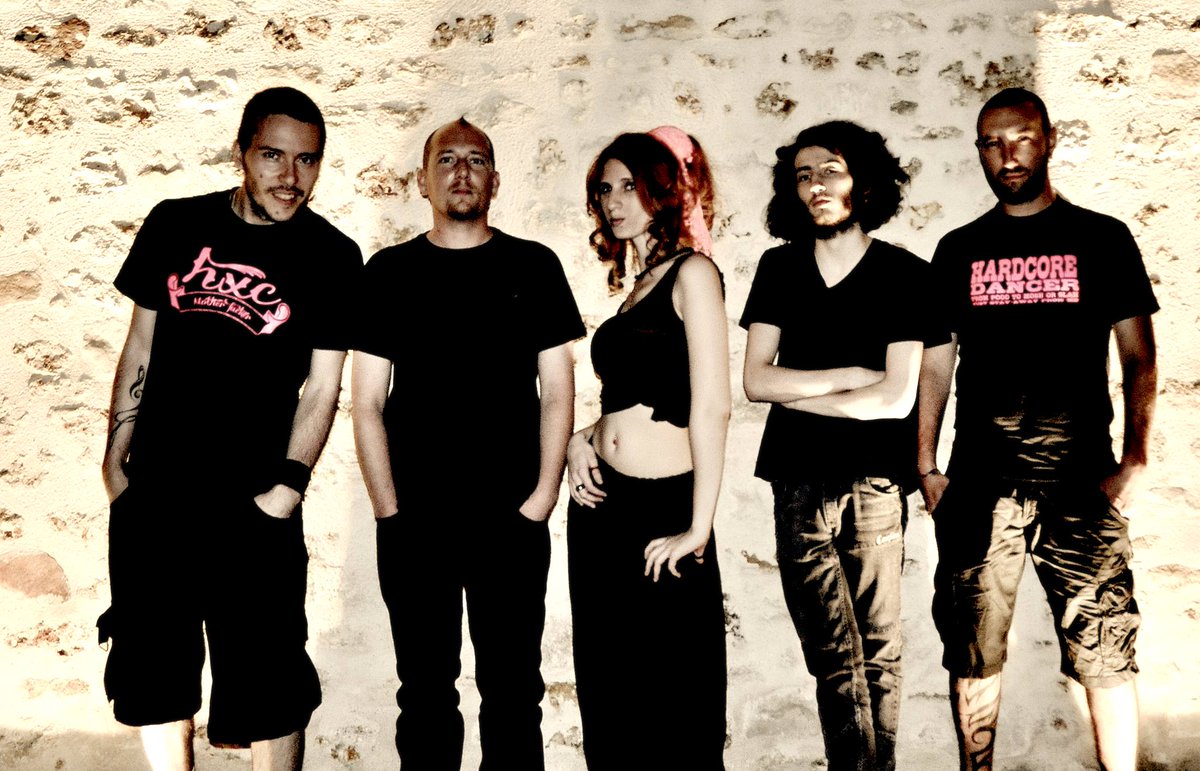 #interview : aujourd'hui, on vous invite à découvrir le groupe de rock/métal parisien <a href="/NeedleSharpBand/">Laellou Needle</a> avec l'interview de sa chanteuse qui nous parle notamment du dernier EP " Dark Lies Effects " sorti au mois de juin dernier.
👇👇👇
nawakposse.com/french/rock/ne…

<a href="/momusicfr/">M & O Music</a>