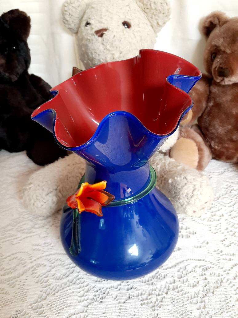 Excited to share the latest addition to my #etsy shop: Gorgeous vintage glass art vase etsy.me/3kUWoxO #blue #red #glassvase #multicoloredglass #vintageglassvase #vintageglassart #handcraftedglass #uniquecoloredvase #glassartvase

etsy.com/shop/TeddysSty…